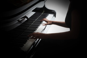 Pianospeler handen pianist toetsenbord spelen. Vleugeltoetsen