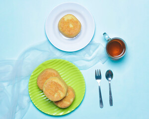 Homemade sponge cake. Sponge has a soft and tender texture and a sweet taste that is loved by toddlers to adults. Can be used as a breakfast menu or snack during the day. Focus blur. Round sponge cake