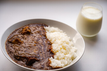 カレーライスと白い飲み物