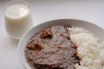 カレーライスと白い飲み物