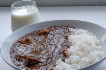 カレーライスと白い飲み物