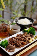 庭で食べるランチの焼肉定食