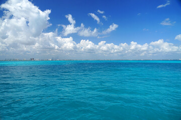 Fototapeta na wymiar landscape of tropical sea with white cloud and blue sky