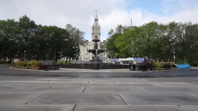 roundabout street in front of Quebec Parlement