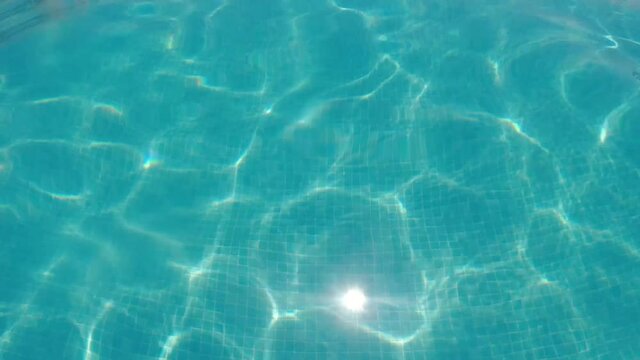 sol y agua reflejos de luz en alberca