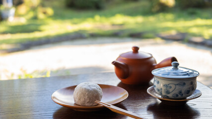 饅頭と日本茶｜縁側でお茶菓子イメージ