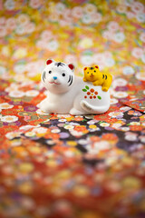 Obraz premium 年賀状素材 かわいい寅の置物と和柄