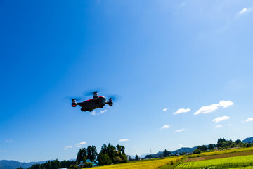 ドローン　農業　活用イメージ　秋の田園風景