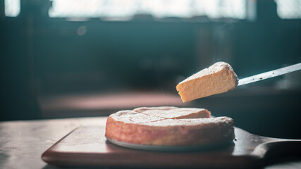 手作りチーズケーキをカットする風景