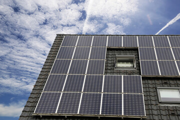 Fototapeta premium Einfamilienhaus mit Solaranlage bzw. Photovoltaikanlage