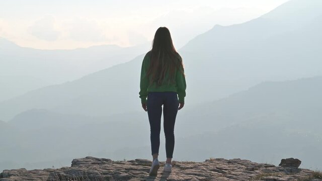 Modella video sulla Pietra di Bismantova
