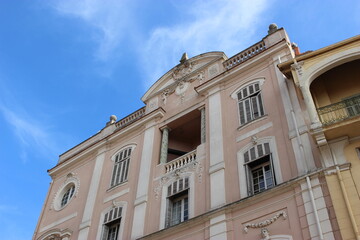 Fototapeta na wymiar Immeuble de style vénitien dans la vieille ville de Fréjus