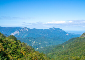 Naklejka premium 山岳風景 海谷山塊 日本海 秋