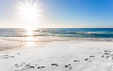 Traces de pas sur sable  blanc, soleil et mer