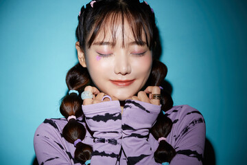 可愛いメイクをした若い女性のビューティーポートレート