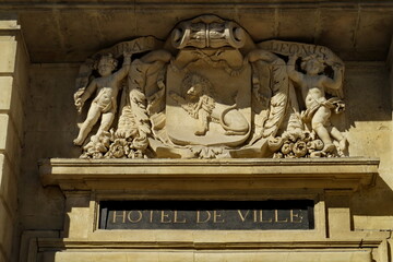 Fronton de l'Hôtel de Ville d'Arles avec la devise Ira Leonis. (La colère du lion).