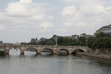 Fototapeta na wymiar bridge over the river seine