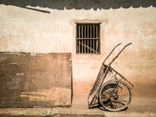 Plakat old hand truck in front of a brick wall