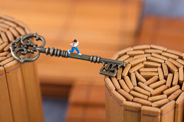 Miniature creative bamboo slips on the key bridge and students