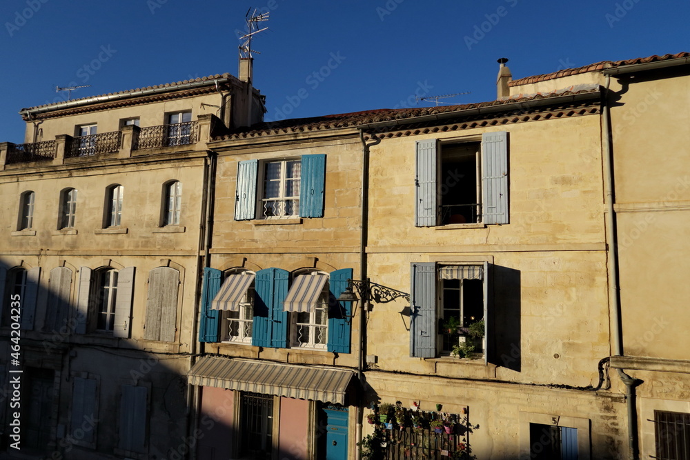 Wall mural maison jaune avec volets bleus.. sud de la france.