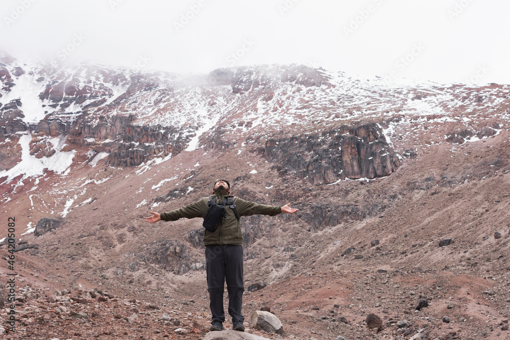 Poster Young man in the mountains, enjoying the fresh air and beautiful view.