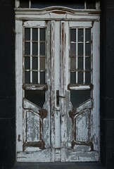Alte hölzerne Haustüre mit Glas in weiss