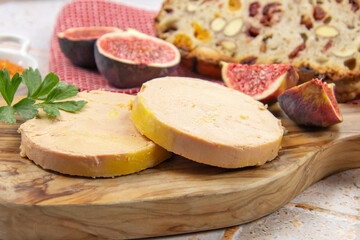 tranches de fois gras en gros plan sur une planche à découper