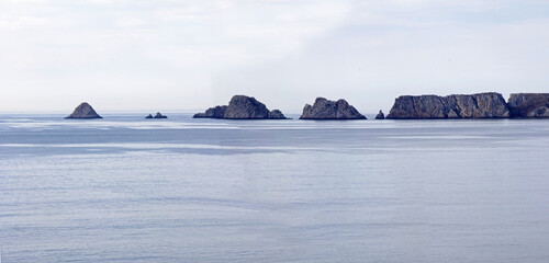 Panoramique sur les tas de pois à la Pointe de Pen Hir depuis la Pointe de Dinan sur la presqu'île de Crozon. Finistère. Bretagne
