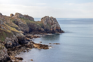 Fototapeta na wymiar Côte rocheuse à la Pointe de Dinan sur la presqu'île de Crozon. Finistère. Bretagne