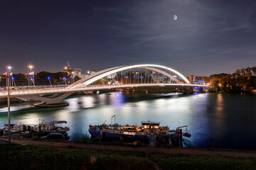 Fototapeta na wymiar Lyon la nuit : pont Raymond Barre sur le Rhône