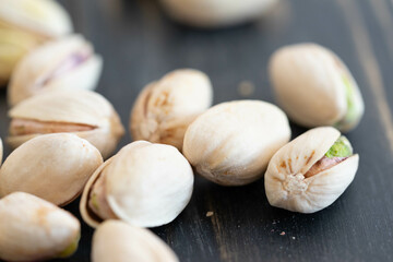 Pistazien auf einem Holzuntergrund