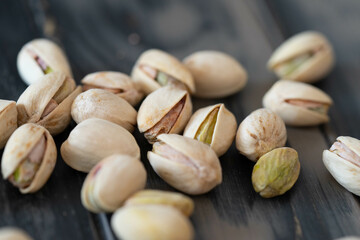Pistazien auf einem Holzuntergrund