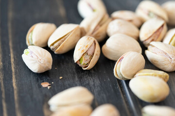 Pistazien auf einem Holzuntergrund
