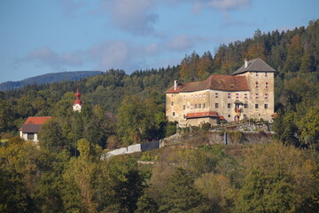 Burg Neudenstein ( "Schwarzes Schloss" ) am Völkermarkter Stausee / Kärnten / Österreich