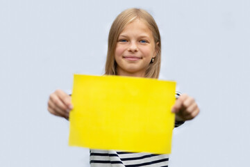 GIRL WITH A CLEAN WHITE BLANK. ISOLATE ON A GRAY BACKGROUND.