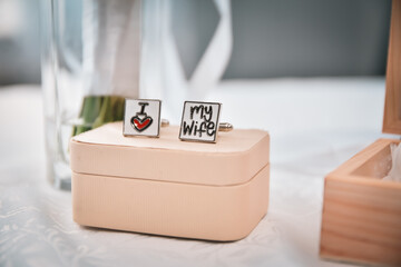 wedding rings on a box - obrazy, fototapety, plakaty