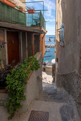 Fototapeta na wymiar Riomaggiore alley, descent to the port