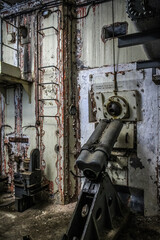 canon dans une salle de bunker français