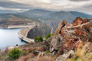 Presa en el embalse del Atazar. Madrid. España. Europa.