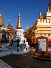 Pagoda Kuthodaw, tradycyjna kultura Myanmar, Mandalaj Myanmar (Burma) - obrazy, fototapety, plakaty
