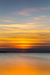 Kolorowy zachód słońca nad Jeziorem Goczałkowickim przy zaporze