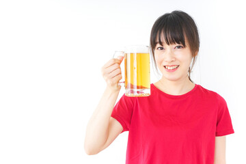 運動後にビールを飲む若い女性