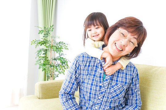 おばあちゃんと遊ぶ子ども
