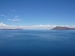 [Peru] Beautiful view of Lake Titicaca and blue sky from Taquile Island (Puno)