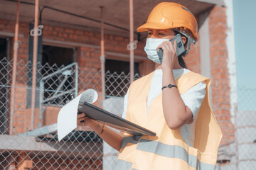 Chica de arquitectura estableciendo una comunicación llamando por teléfono móvil en la...