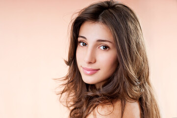 Naklejka premium Gorgeous Hair. Beauty Fashion Model Woman with Long and Healthy Brown Hair. Brunette Girl with long hair smiling.