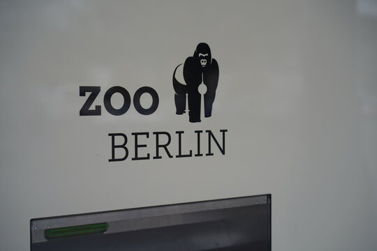 Zoo Berlin, Schriftzug und Logo auf einem Ticketautomaten in Berlin am 21.10.2021