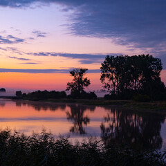 Obraz na płótnie Canvas river Warta at dawn