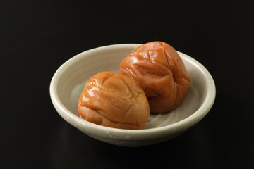 梅干し（南高梅）を黒バックで