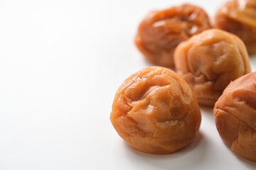 梅干し（南高梅）を白バックで